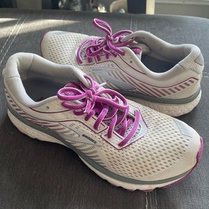 Brooks ghost 12 running shoes